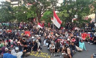 Revisi UU Pilkada Batal, Gedung DPRD Tetap Didatangi Pendemo, Ada Anak STM