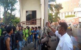 Batal ke DPRD Jateng, Pendemo Geruduk Balai Kota Semarang