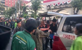 Demo di Balai Kota Semarang Memanas! 2 Mahasiswa Dilarikan ke Rumah Sakit