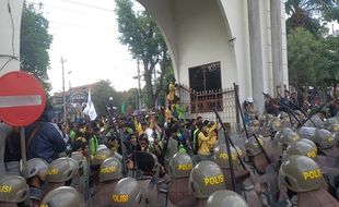 Demo di Balai Kota Semarang Ricuh, Mahasiswa & Polisi Saling Dorong