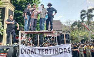 Ratusan Orang Berunjuk Rasa di Depan Gedung DPRD Solo, Jl Adi Sucipto Ditutup