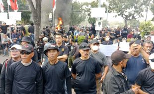 Unjuk Rasa di Depan Gedung DPRD Solo, Sejumlah Cawali-Cawawali Pimpin Orasi