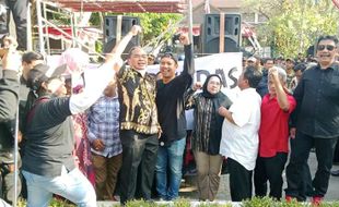 Diwarnai Aksi Bakar Ban, Ini 7 Tuntutan Pendemo di Depan Gedung DPRD Solo