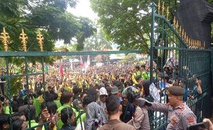 Demo Tolak RUU Pilkada, Massa Jebol Pagar Gedung DPRD Jateng