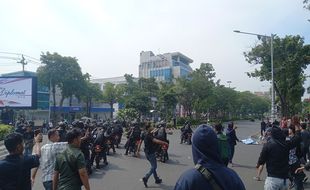 Demo Tolak RUU Pilkada di Semarang Ricuh, Aparat Tembakan Gas Air Mata