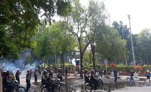 Demo Tolak RUU Pilkada di Semarang Ricuh, 11 Mahasiswa Dilarikan ke Rumah Sakit