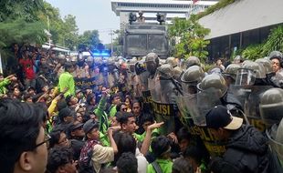 Demo Tolak RUU Pilkada di Semarang Hanya 2 Jam, Massa Bubar karena Gas Air Mata