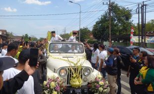 Naik Jip, Paslon Hari Wuryanto dan Purnomo Hadi Daftar Pilbup Madiun ke KPU