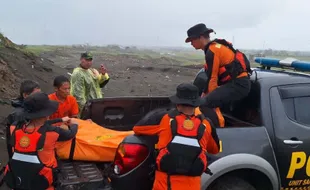 Perahu Nelayan Diterjang Ombak di Laut Cilacap, 1 Orang Meninggal & 2 Selamat