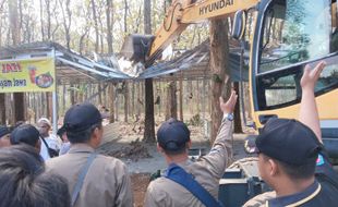 Satpol PP Robohkan 90 Lapak PKL di Kawasan Hutan Jati Mijen Semarang