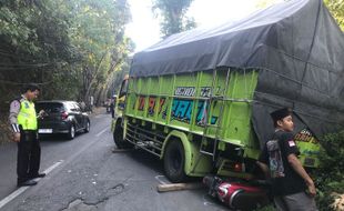 Tak Kuat Nanjak, Truk Muatan Beras Hantam Dua Motor di Pawiyatan Luhur Semarang