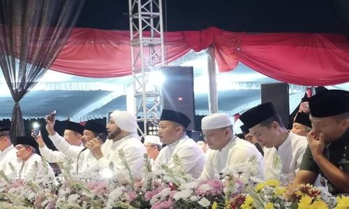 HUT ke-79 Jateng: Bersama Habib Syech, Ribuan Orang Berselawat & Doakan Jateng