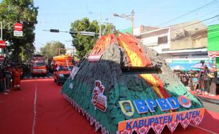 Giliran Puluhan Mobil Hias Ramaikan Karnaval Pembangunan di Jl Pemuda Klaten