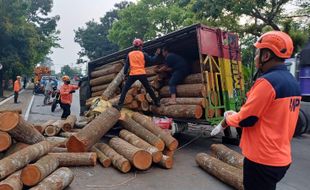 Truk Muatan Kayu Terguling di Banyumanik Semarang Timpa Pemotor, Suami-Istri MD