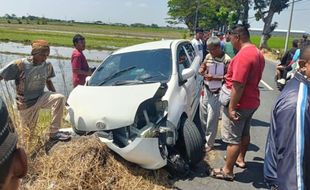 Mobil Pecah Ban dan Tabrak Tonggak Kayu di Juwiring Klaten, 2 Orang Luka Berat