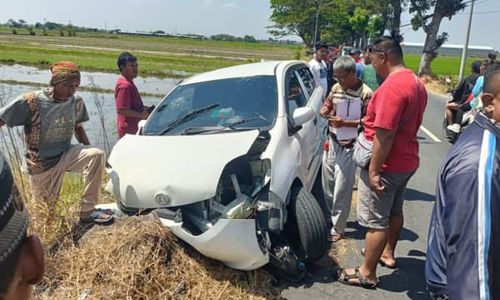 Mobil Pecah Ban dan Tabrak Tonggak Kayu di Juwiring Klaten, 2 Orang Luka Berat