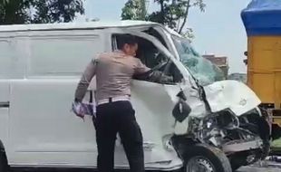 Kecelakaan Truk vs Mobil di Jalur Mulur-Polokarto Sukoharjo, 2 Luka Ringan