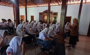 Dimulai, Intip Yuk KBM Kelas Jauh SMAN 1 Karangnongko Klaten di Rumah Warga