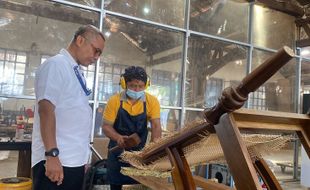 Cerita Pembuatan Kursi Khusus Paus Fransiskus Karya Siswa SMK Pika Semarang