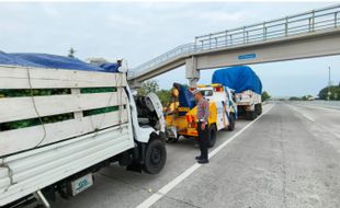 Truk Pengangkut Jeruk Seruduk Truk Batu Bara di Tol Sragen, 1 Meninggal