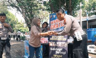 Polisi Sragen Bagikan Makan Siang Gratis Sambil Sosialisasi Tertib Lalu Lintas