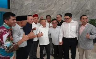 Momen Elite Gerindra-PDIP Berpelukan seusai RUU Pilkada Batal Disahkan