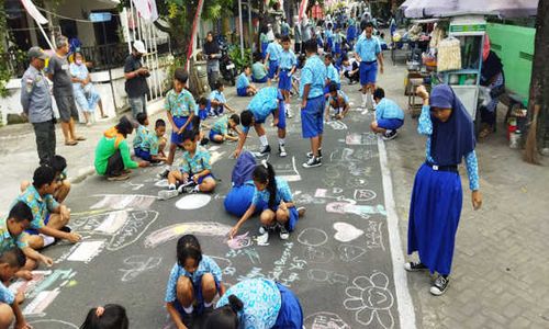 Sambut HUT RI, 500 Siswa SD di Banjarsari Solo Menggambar di Jalan Aspal