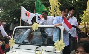 Momen Gibran, Ahmad Luthfi dan Taj Yasin Naik Jeep ke Kantor KPU Jateng