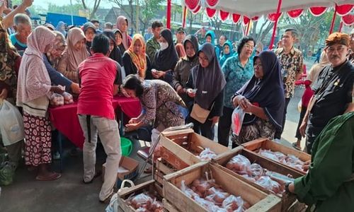 Warga Serbu Gerakan Pangan Murah Pemprov Jateng di Karanganyar 