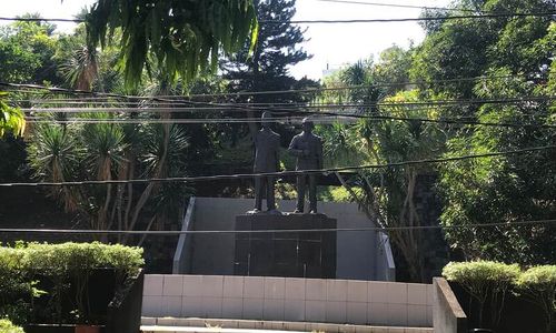 Patung Soekarno-Hatta di Taman Lambang Semarang Tertutup Pohon & Kabel Listrik