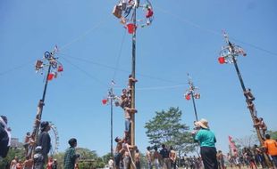 Keseruan Lomba Panjat Pinang di Pesta Rakyat Saloka Meriahkan HUT ke–79 RI