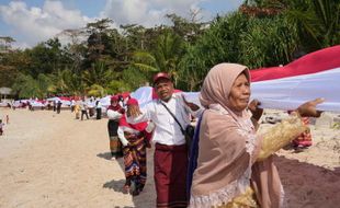 Pupuk Indonesia dan Relawan Bakti BUMN Bentangkan Merah Putih 1 Km di NTT