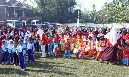 Ratusan Anak PAUD di Tangen Sragen Kampanye Cegah Stunting dengan Makan Telur