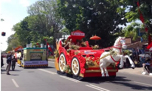 Meriah! Ratusan Mobil Hias Mejeng di Karnaval Pembangunan Sukoharjo