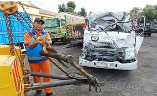 Kronologi Laka Truk Pengangkut Jeruk Sundul Truk Batu Bara di Tol Sragen