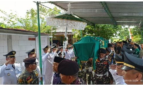 Pejabat hingga Warga Hadiri Upacara Pemakaman Camat Mondokan Sragen