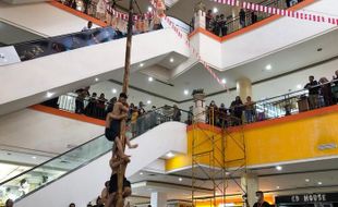 Solo Grand Mall Gelar Lomba Panjat Pinang, Ada 8 Tim Berlaga