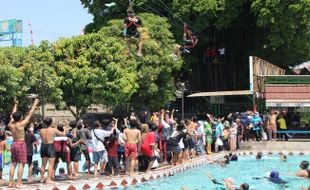 HUT RI, Pengelola Umbul Pelem Klaten Sebar Duit Rp2 Juta Lewat Flying Fox