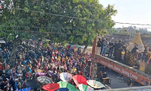 Ramai! Ribuan Warga Berebut Apam Kukus Keong Emas di Pengging Boyolali