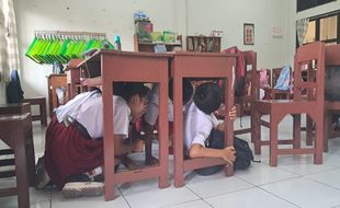 Gawat! Gempa Bumi Guncang SDN 1 Kleco, Siswa Dievakuasi Tim Gabungan