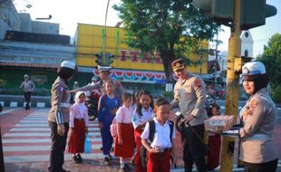 Sambil Atur Lalu Lintas Pagi, Polres Klaten Bagi-bagi Susu ke Siswa SD