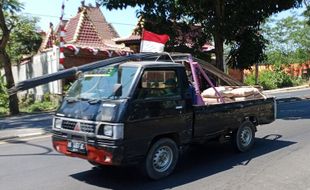 Jelang HUT RI, Pengemudi Truk Kompak Pasang Bendera Merah Putih, Ini Alasannya