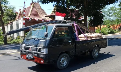 Jelang HUT RI, Pengemudi Truk Kompak Pasang Bendera Merah Putih, Ini Alasannya