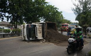 Truk Pasir Terguling di Jl Adisucipto Solo, Sebabkan Kemacetan Panjang