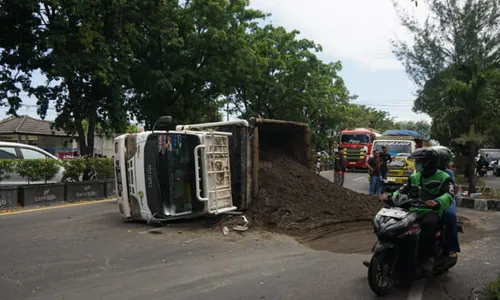 Truk Pasir Terguling di Jl Adisucipto Solo, Sebabkan Kemacetan Panjang