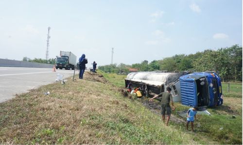 Truk Tangki Biosolar Terguling di Jalan Tol Ngawi-Solo Sambungmacan Sragen