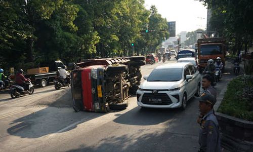 Truk Pasir Terguling di Jl Slamet Riyadi Solo, Sebabkan Macet Panjang