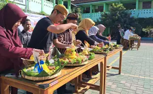 18 Tumpeng Iringi Umbul Donga Sewindu Boyongan SMPN 11 Solo 