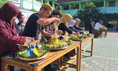 18 Tumpeng Iringi Umbul Donga Sewindu Boyongan SMPN 11 Solo 