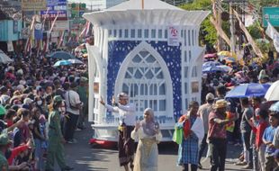 Mahasiswa Asing UMS Memeriahkan Pawai Pembangunan Sukoharjo 2024